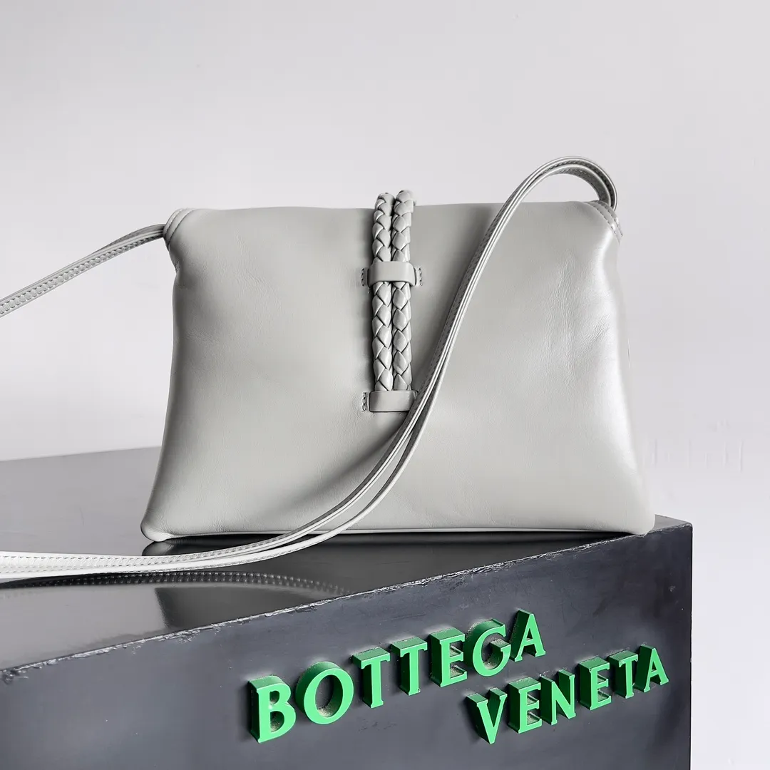 Batch 1680 Inspired by the 1970s, the Bottega Veneta women's logo shoulder bag has a smooth leather surface that brings a clean and handsome feel, just like the neatness and tenacity of a working woman. The front buckle is made of high-quality hardware pendant, the overall retro elegance, and the excellent leather feels soft. This Bottega Veneta series can be described as beautiful, weakening the complexity of the outfit, not competing for it, and only using the best quality to interpret itself. Style number: 806034 (large size) Size: 30*20*8cm